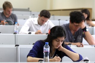 Кандидат-студентите за англоезичното обучение на МУ-Варна се явиха на приемен изпит на английски език. Снимки Петко Момчилов